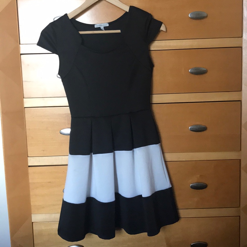 Cute cap sleeve black and white dress.